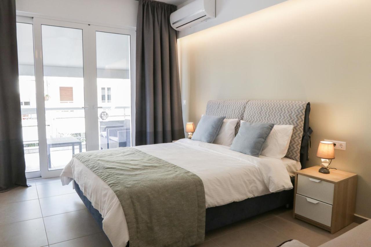 een slaapkamer met een bed en een groot raam bij V36 Suites in Athene