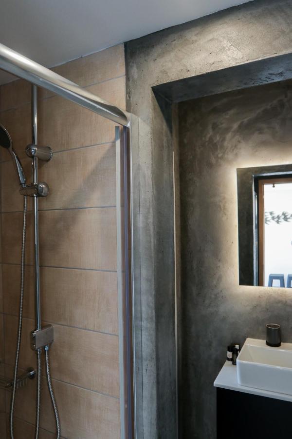 een badkamer met een douche en een wastafel bij V36 Suites in Athene