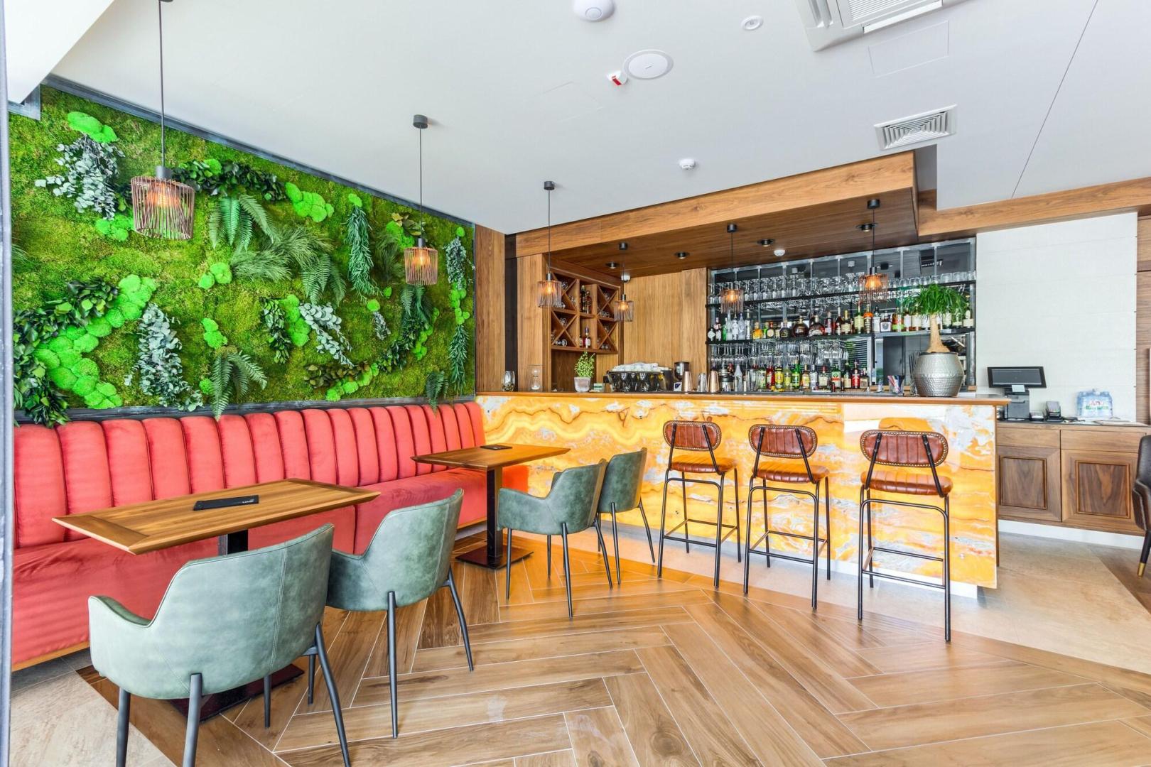 Bar met drankenselectie — Time Hotel