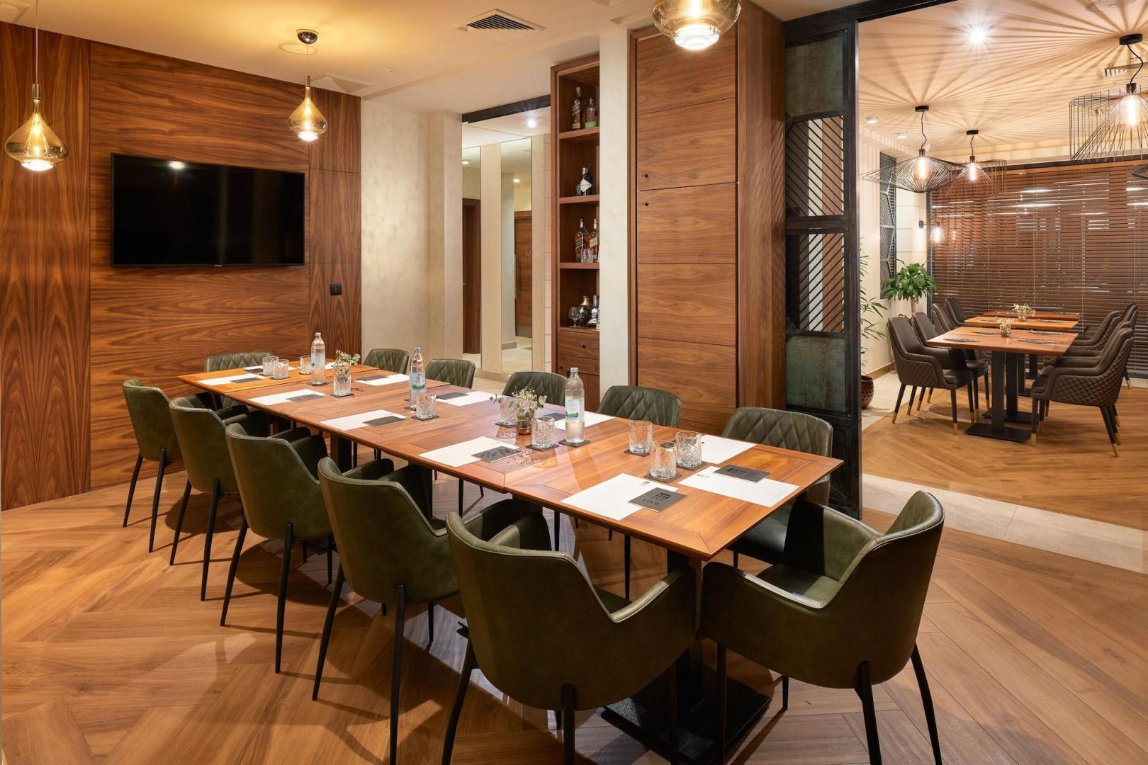 Restaurant met gedekte tafels — Time Hotel