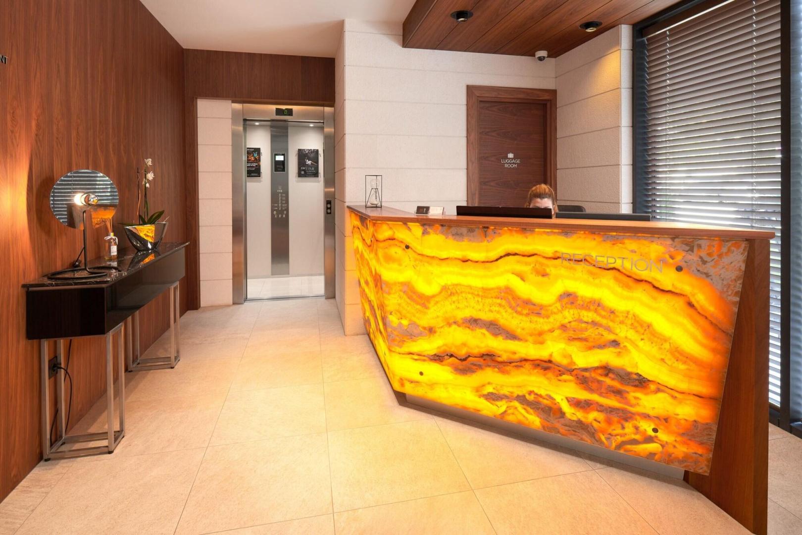 Lobby met receptie — Time Hotel