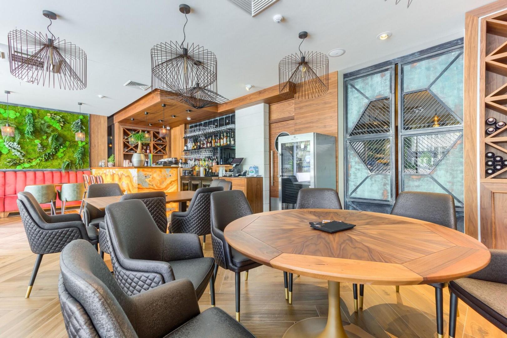 Restaurant met gedekte tafels — Time Hotel