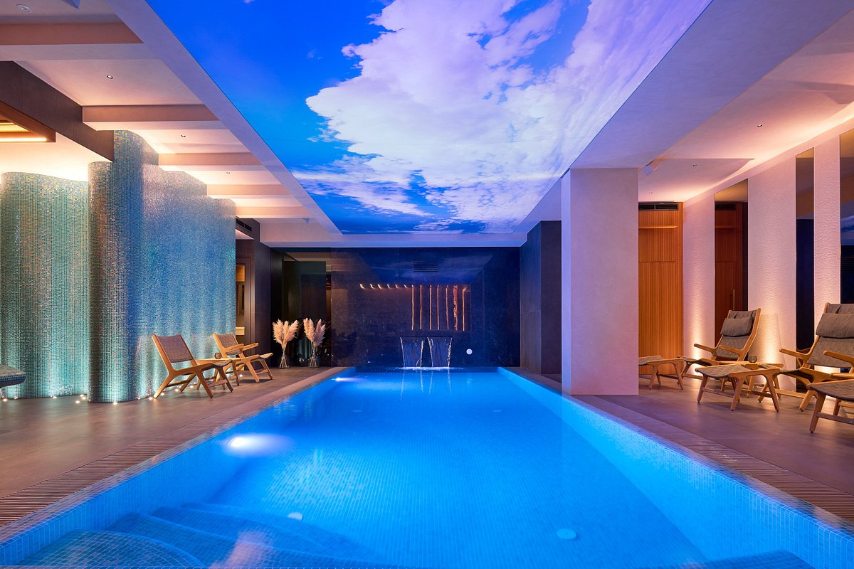 Binnenzwembad — Time Hotel