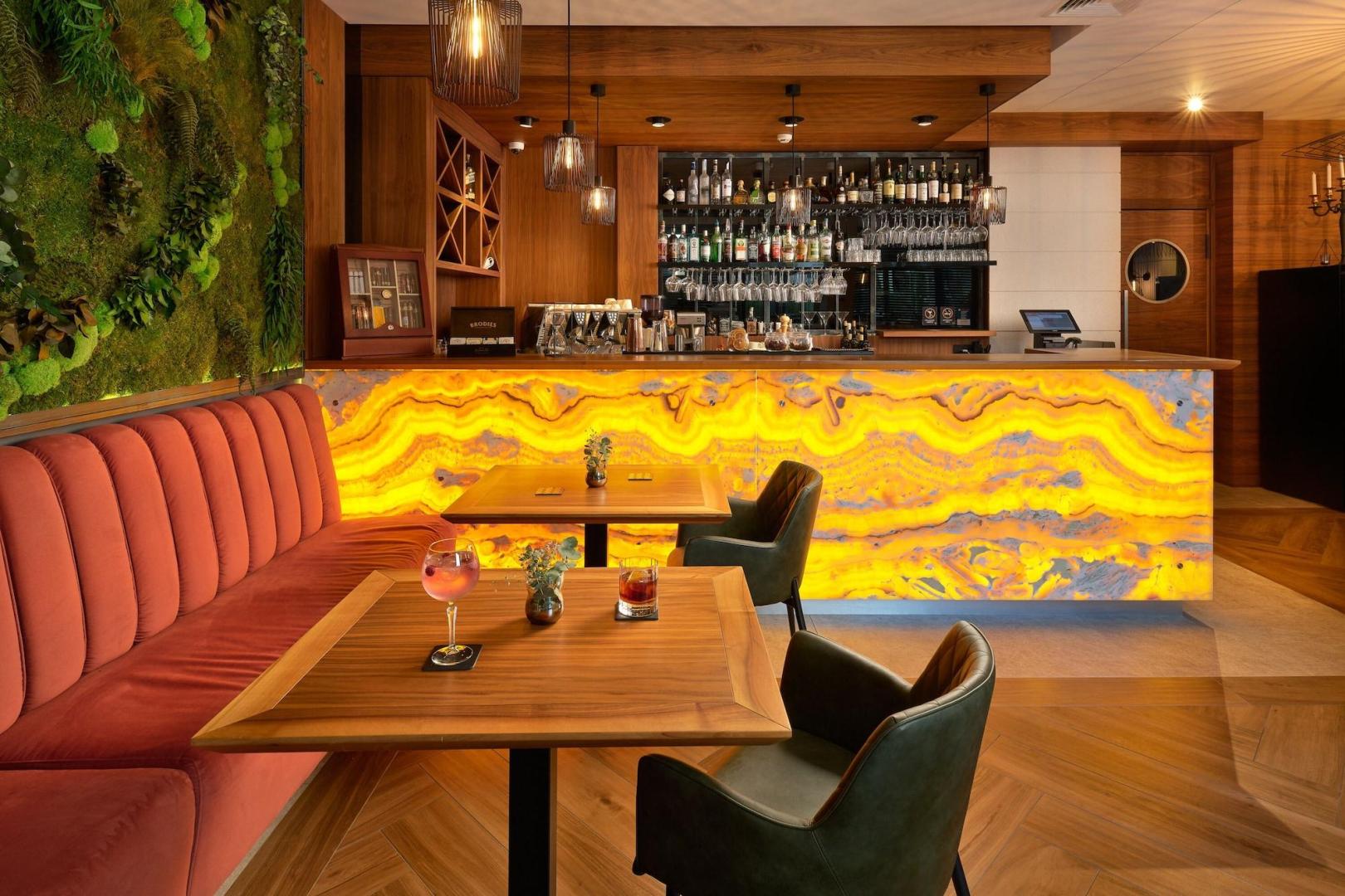 Bar met drankenselectie — Time Hotel