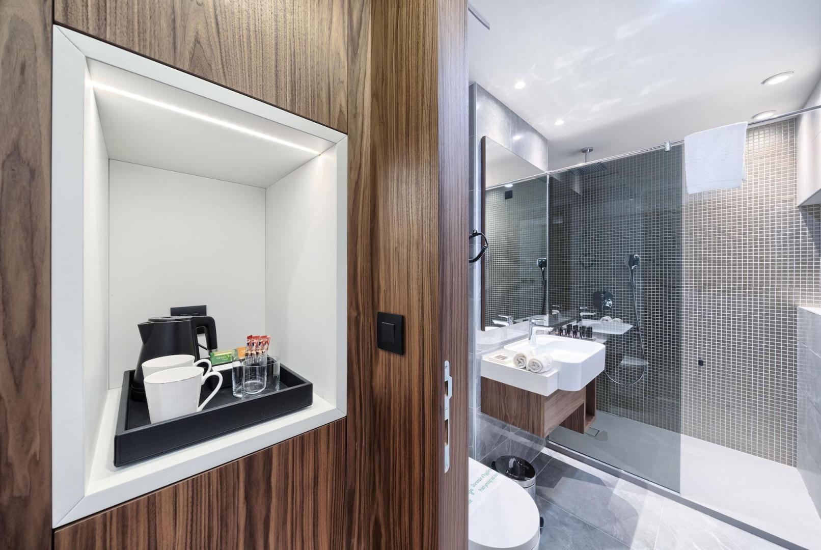 Badkamer met ligbad — Time Hotel
