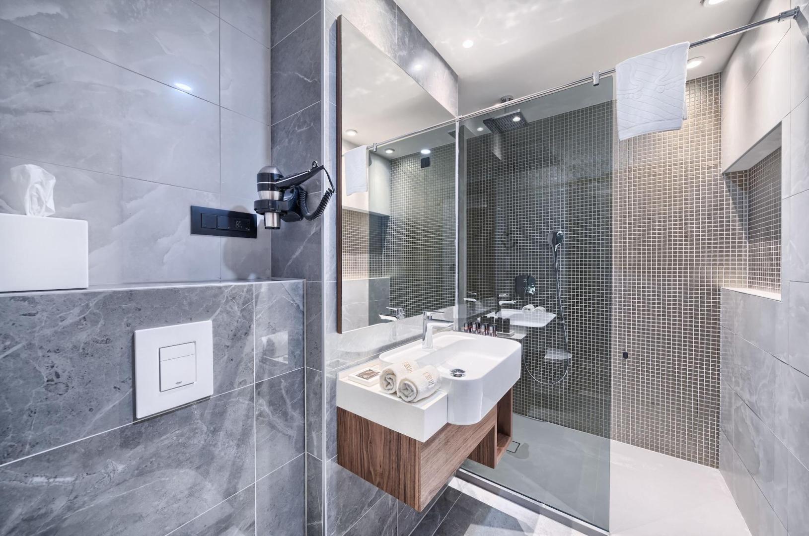 Badkamer met inloopdouche — Time Hotel