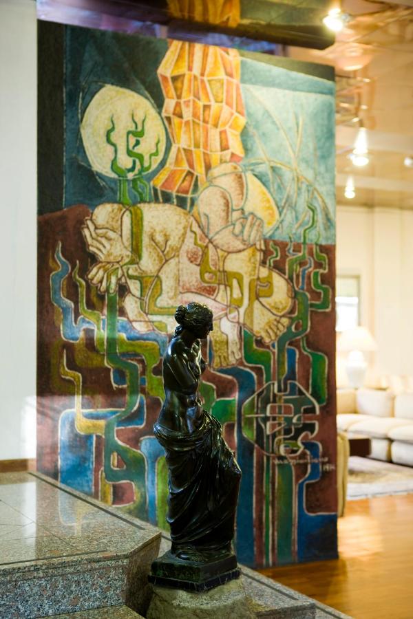een standbeeld van een vrouw voor een schilderij bij Mini Palace Hotel in Viterbo