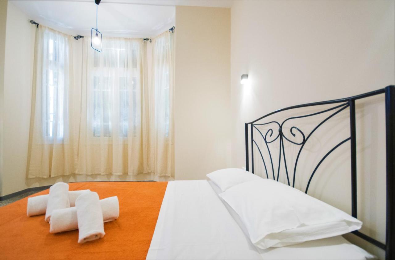 een slaapkamer met een zwart-wit bed en witte lakens bij Athens Psiri Hotel in Athene
