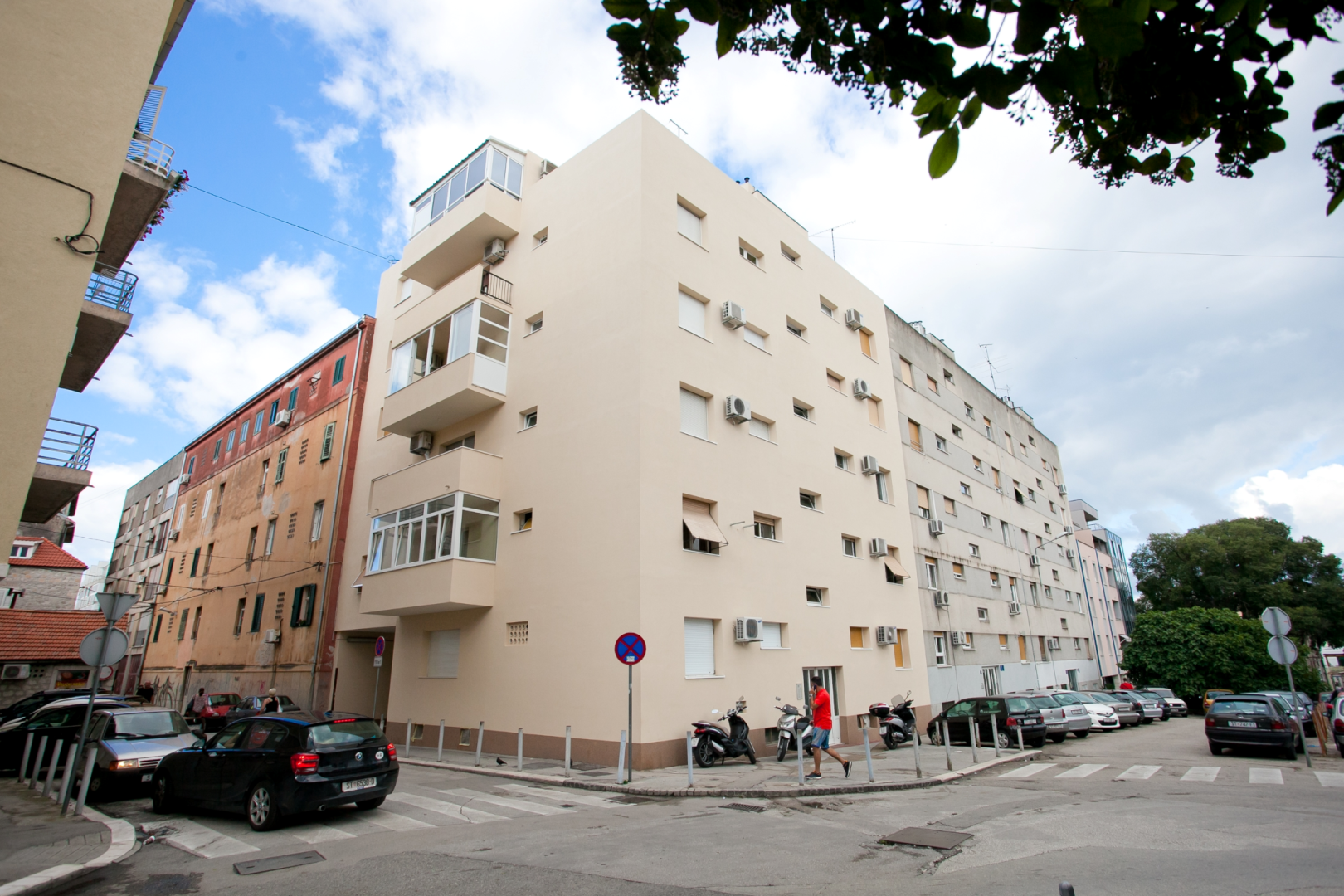 Mediterraans hotelgebouw — Apartments For You In Split