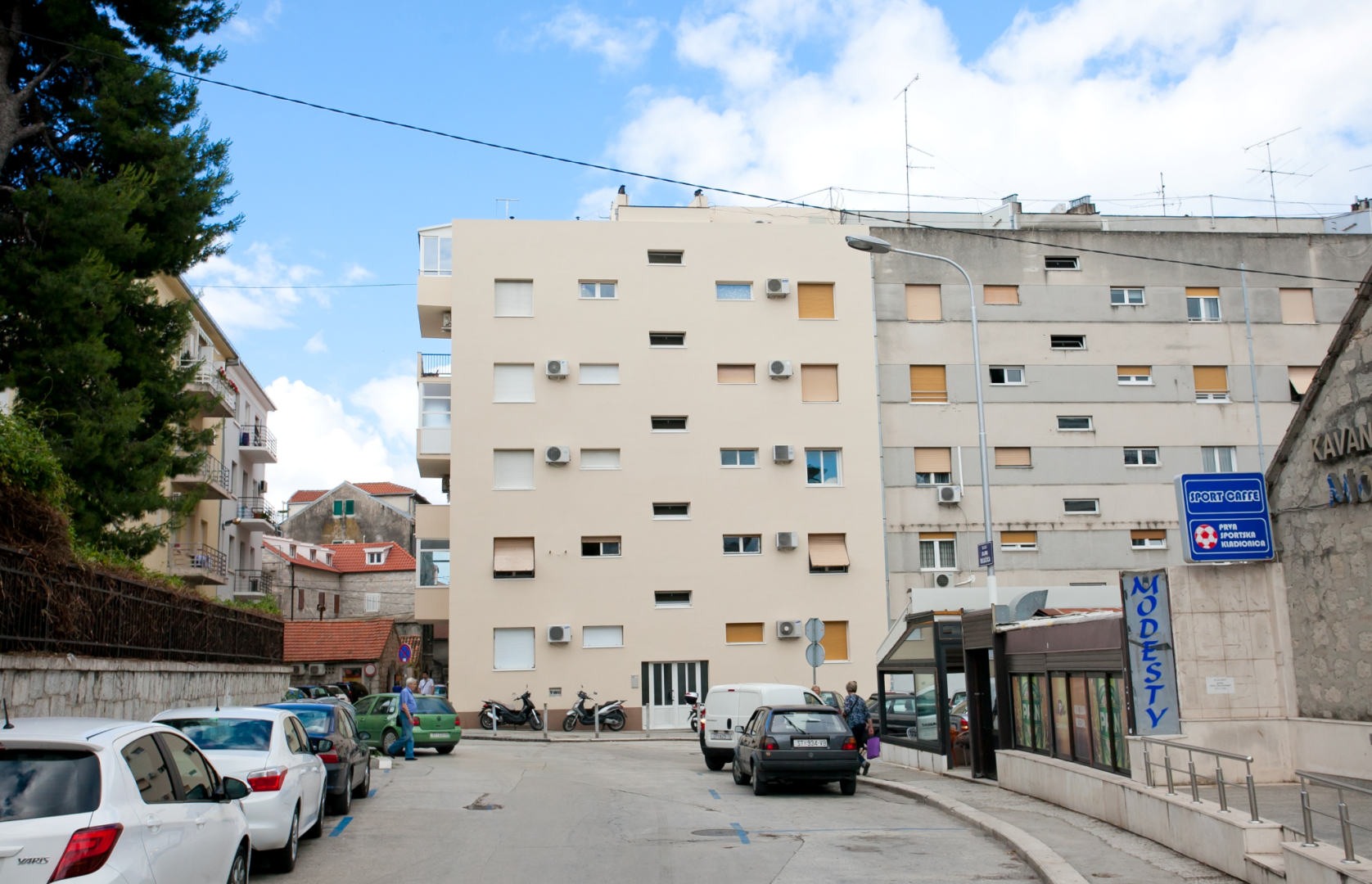 Mediterraans hotelgebouw — Apartments For You In Split
