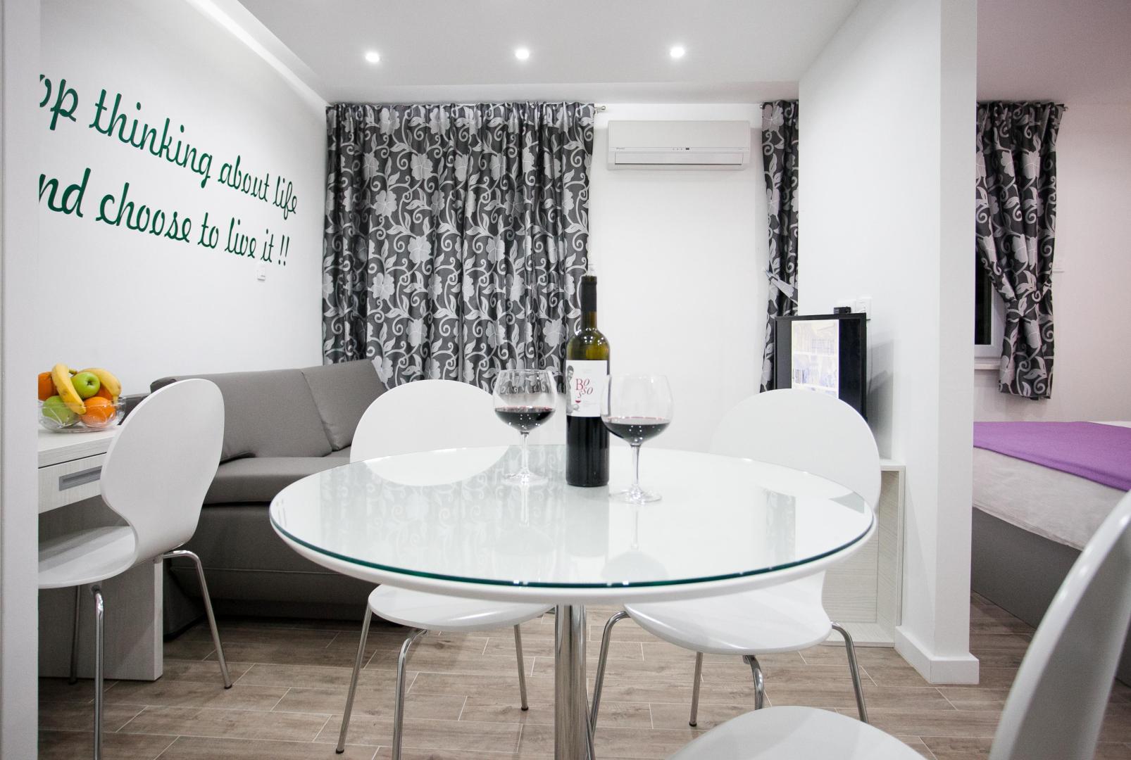 Bar met drankenselectie — Apartments For You In Split