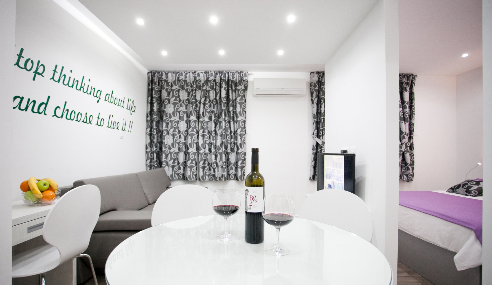 Bar met drankenselectie — Apartments For You In Split
