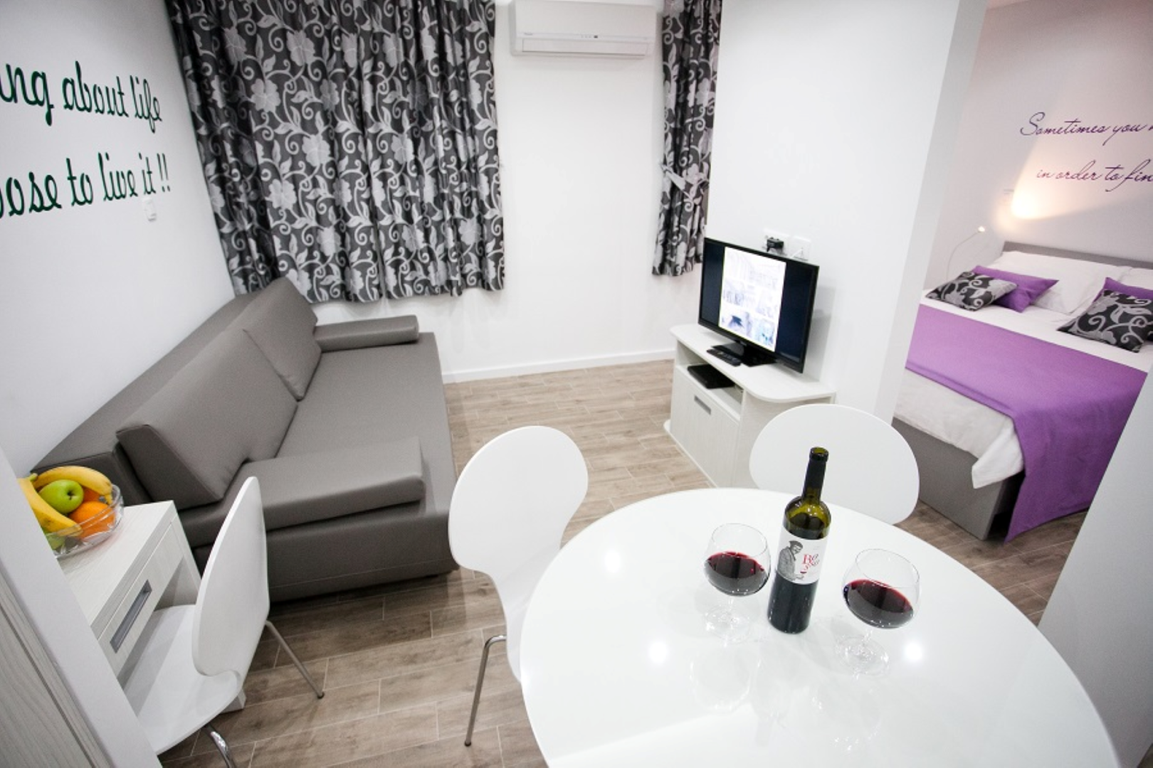 Bar met drankenselectie — Apartments For You In Split