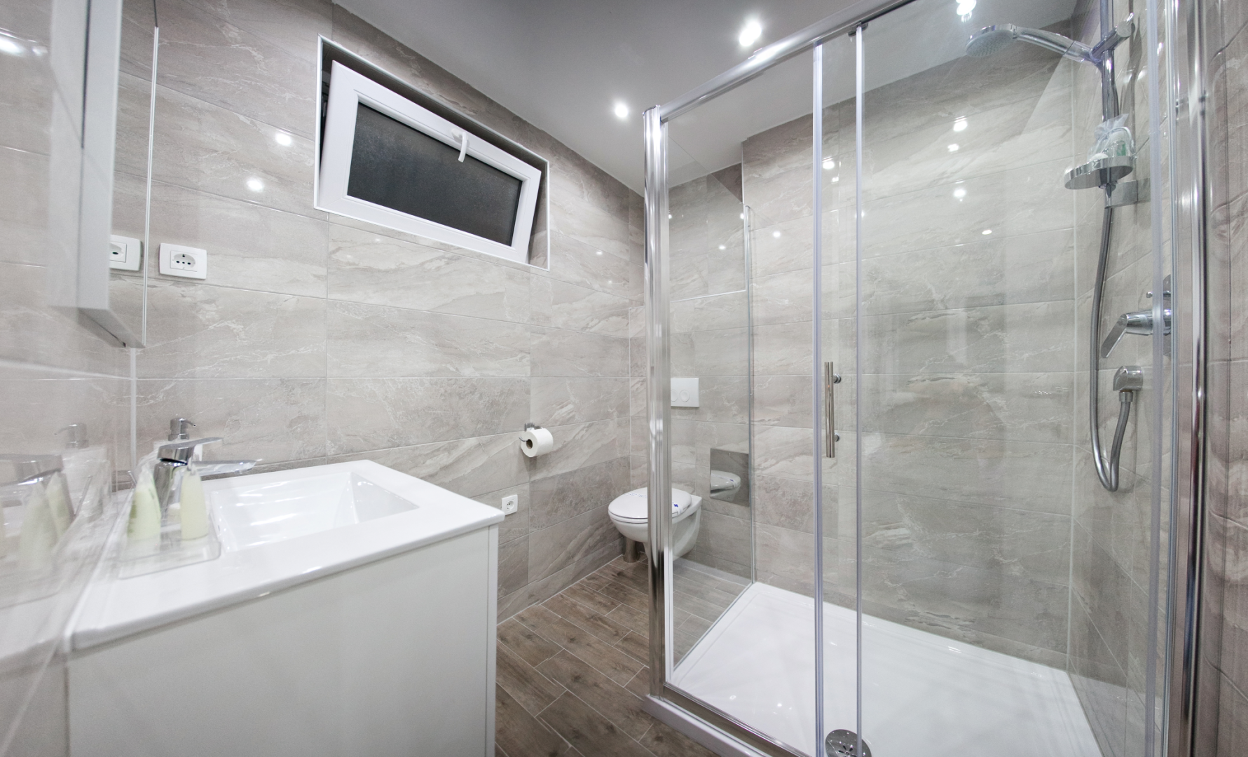 Badkamer met inloopdouche — Apartments For You In Split
