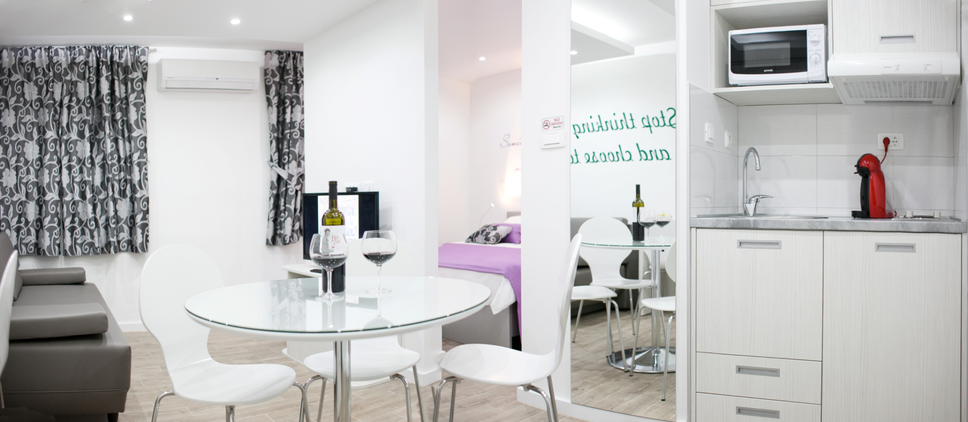 Restaurant met gedekte tafels — Apartments For You In Split