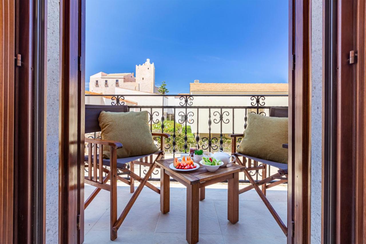 een balkon met twee stoelen en een tafel op een balkon bij Mira Spiaggia in San Vito lo Capo