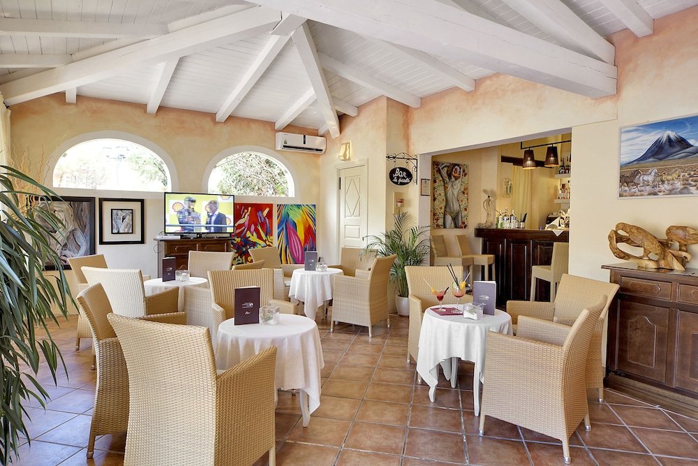 Restaurant met gedekte tafels — Colonna Country & Sporting Club