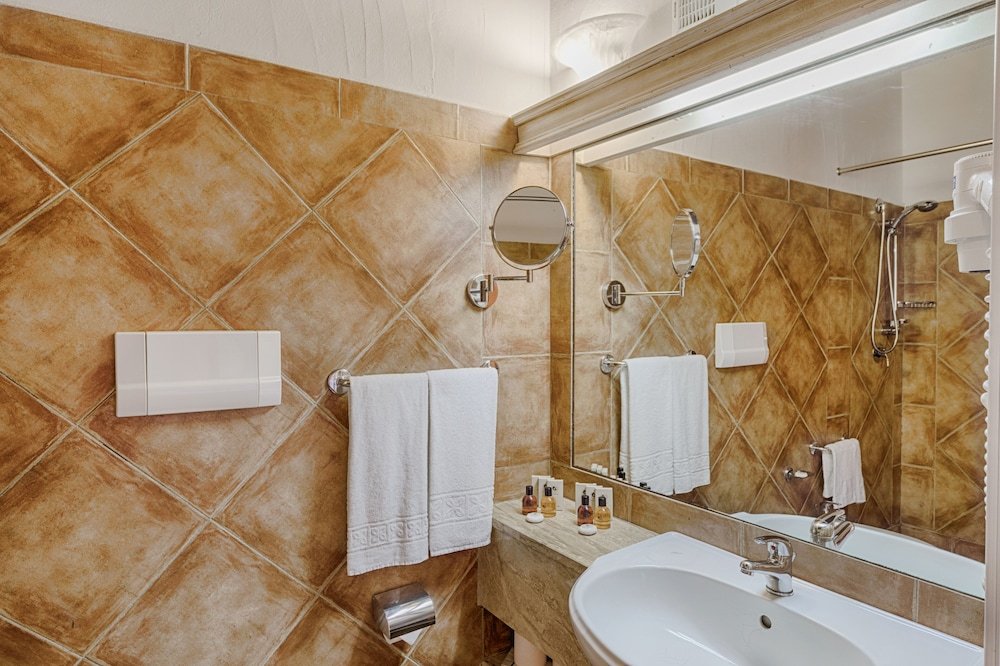 Badkamer met inloopdouche — Colonna Country & Sporting Club