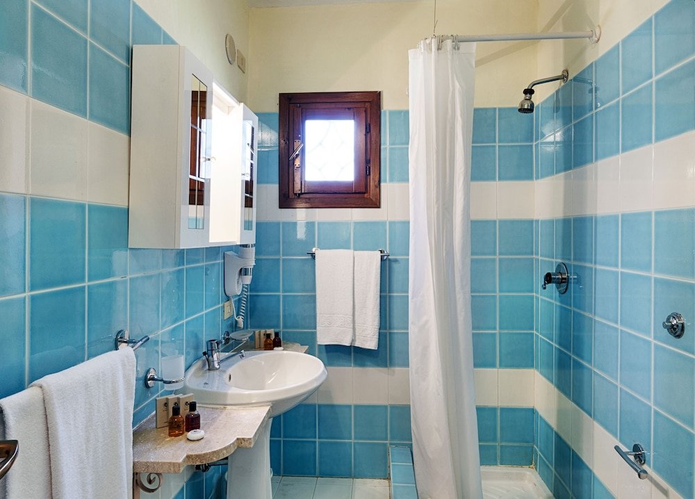 Badkamer met inloopdouche — Colonna Country & Sporting Club