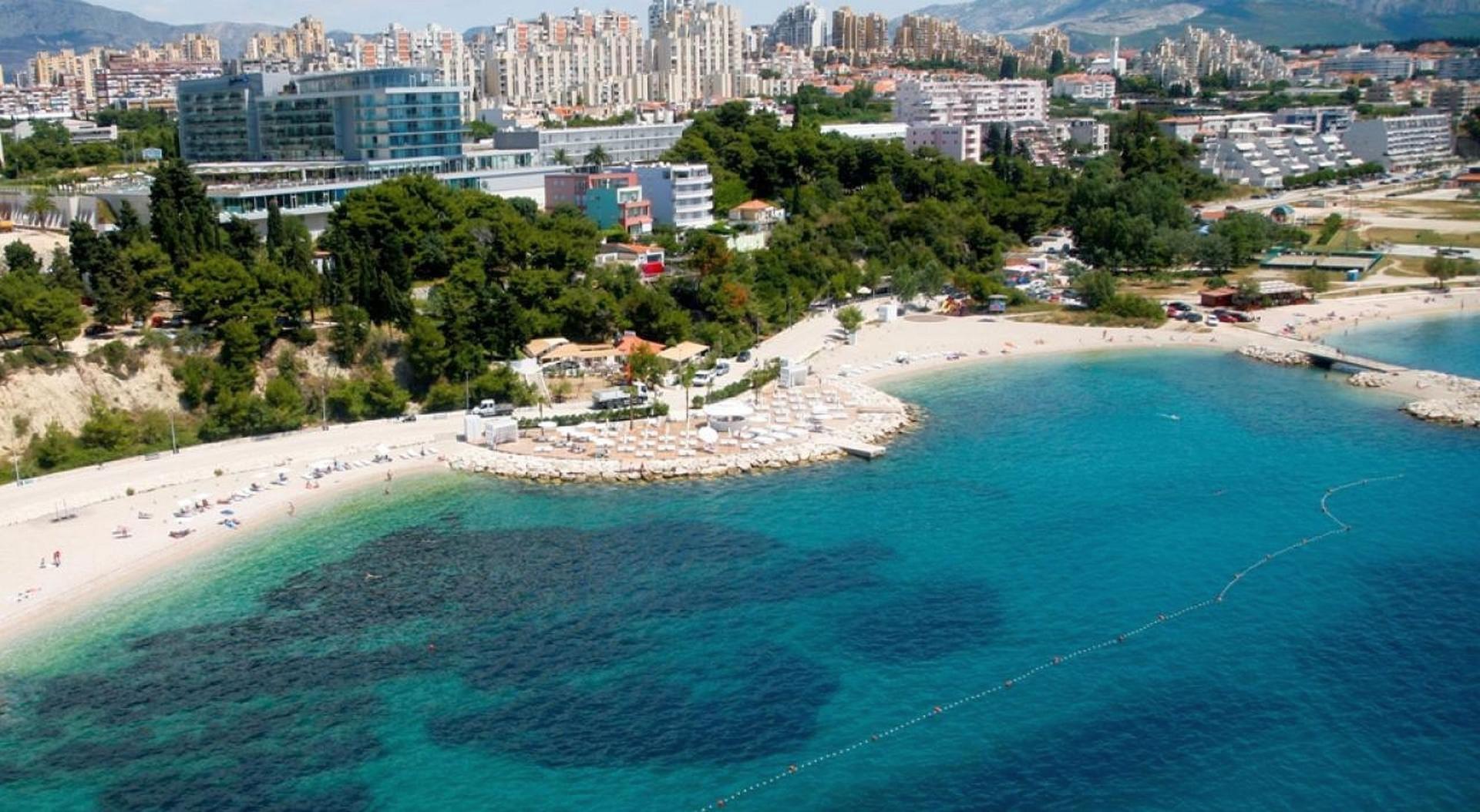 Wit zandstrand met turquoise water — Studio Apartments 4 You In Split