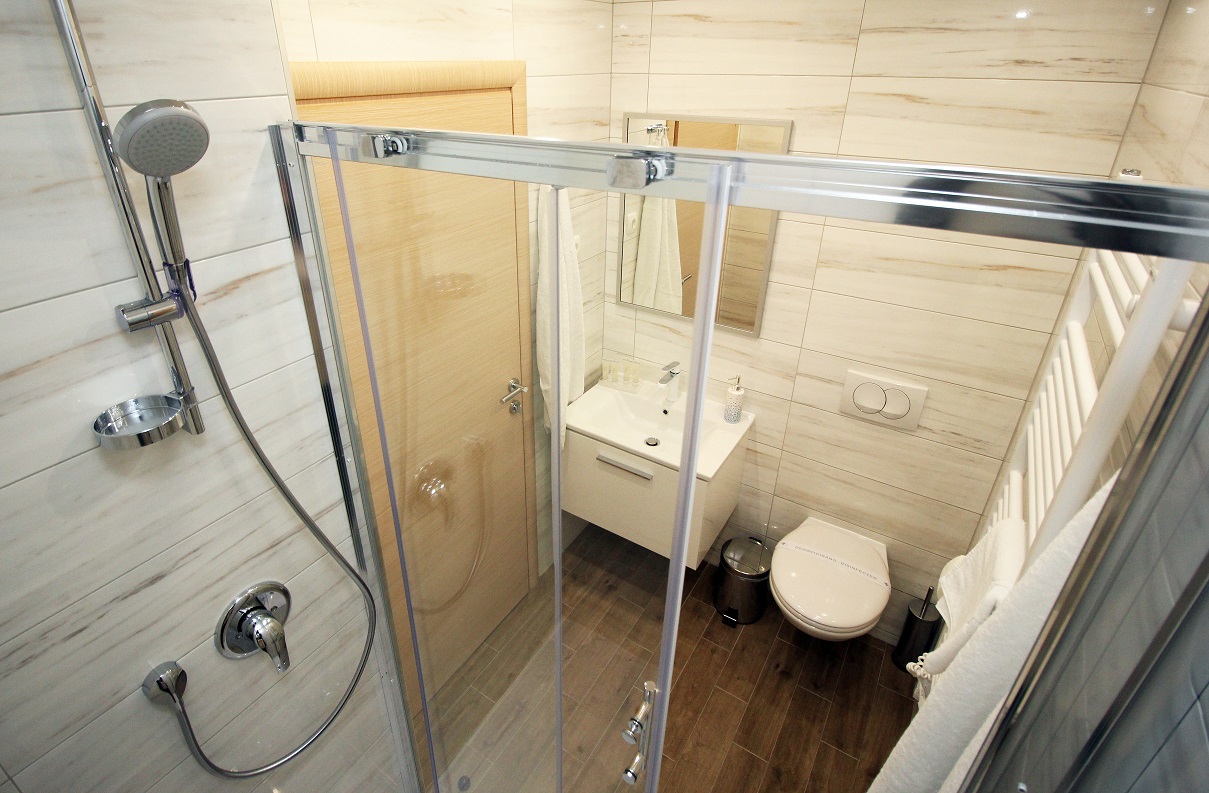 Badkamer met inloopdouche — Studio Apartments 4 You In Split