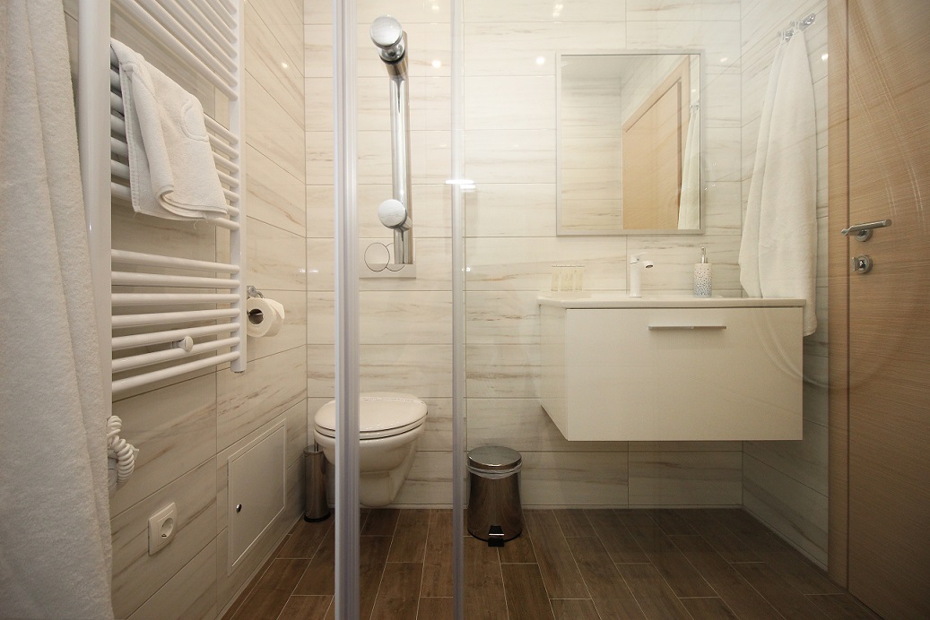 Badkamer met inloopdouche — Studio Apartments 4 You In Split