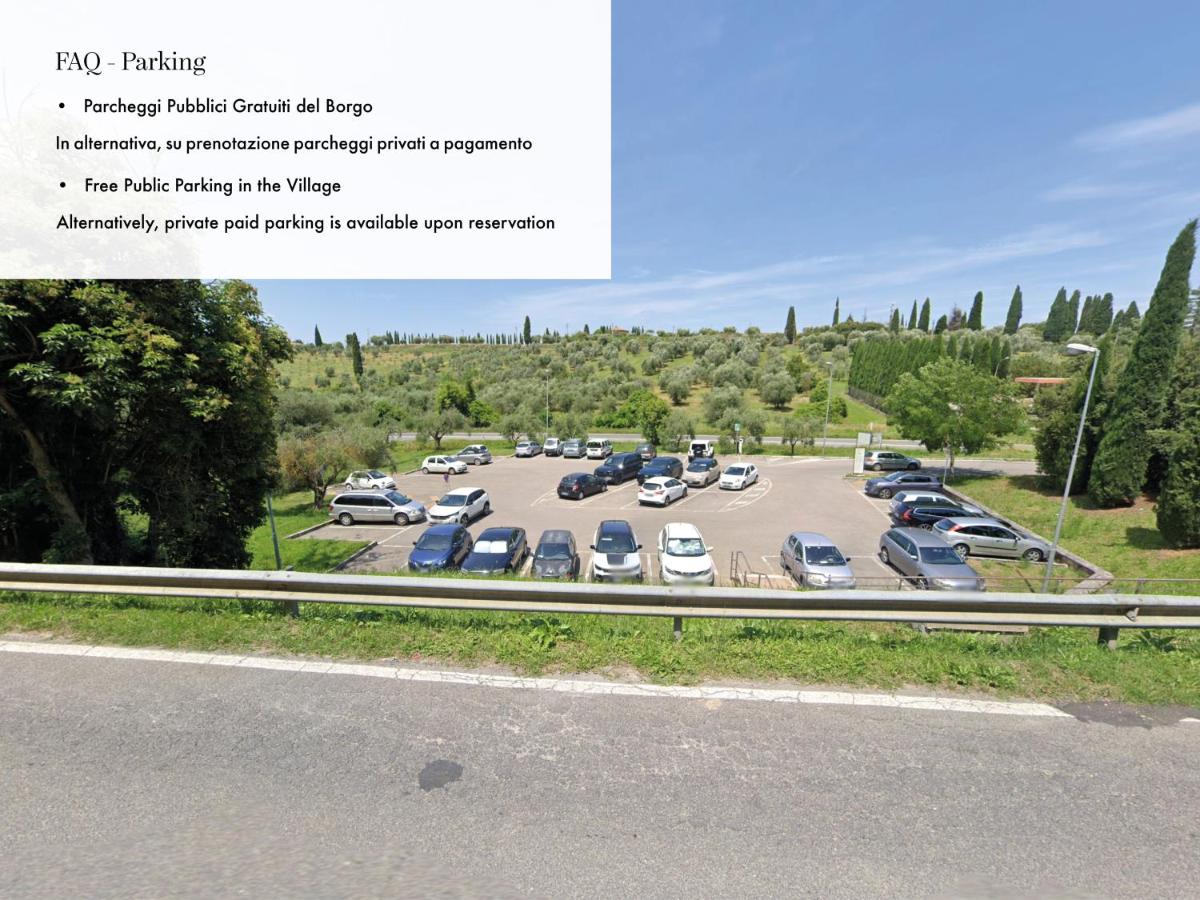 Een afbeelding van een parkeerplaats met geparkeerde auto's. bij PALAZZO DEL CAPITANO Wellness & Relais - Luxury Borgo C