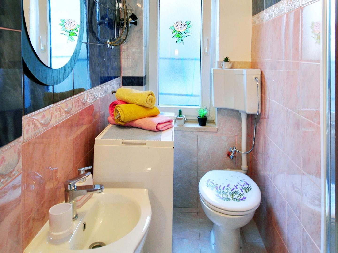 Badkamer met inloopdouche — Klarina Apartments