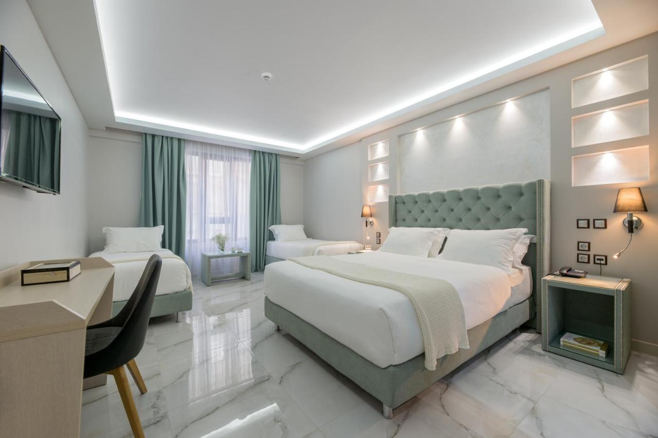 een hotelkamer met twee bedden en een bureau bij Athens Starlight Hotel in Athene +117 foto's