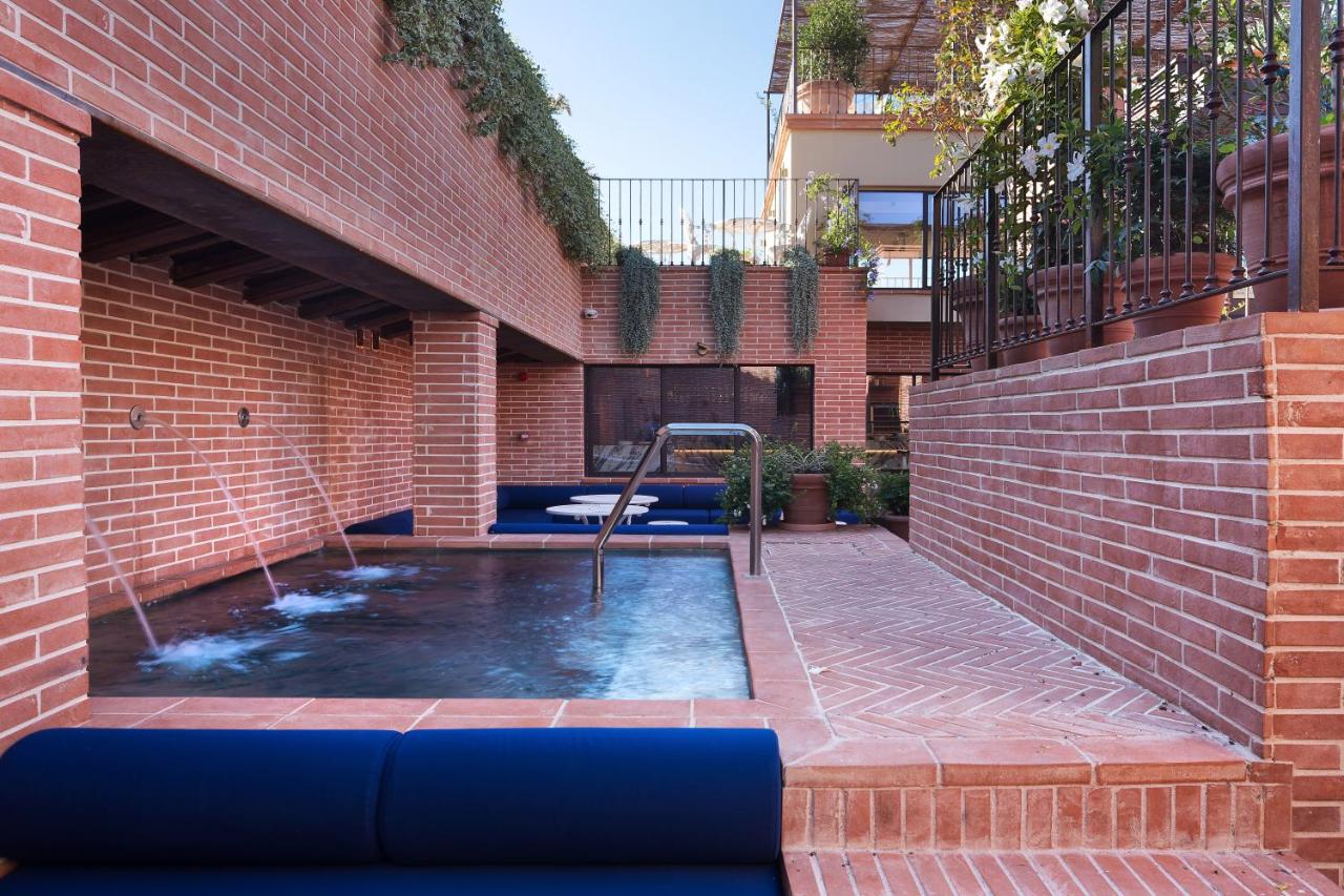 een zwembad in een bakstenen gebouw met een bakstenen muur bij Hotel Calimala Florence in Florence