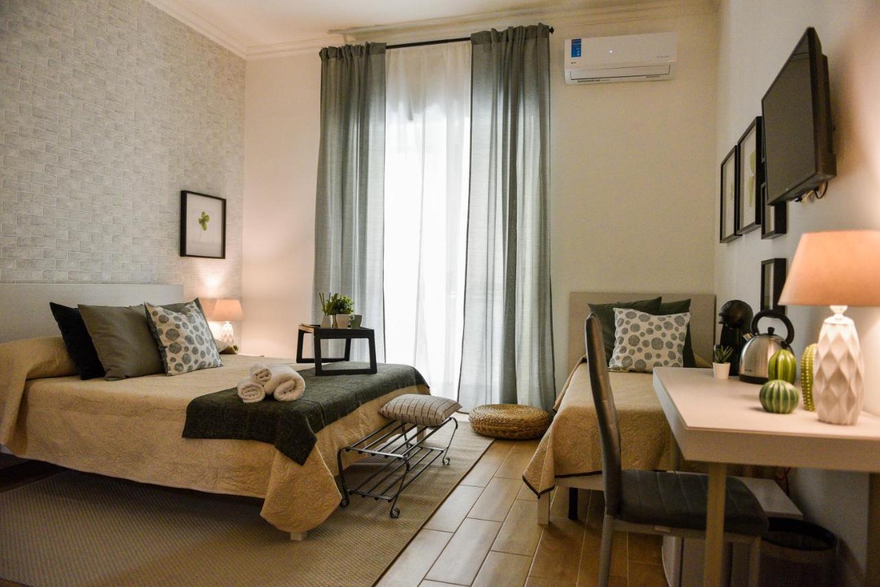 een slaapkamer met een bed en een bureau in een kamer bij B&B Portafortuna Lucky charm in Salerno