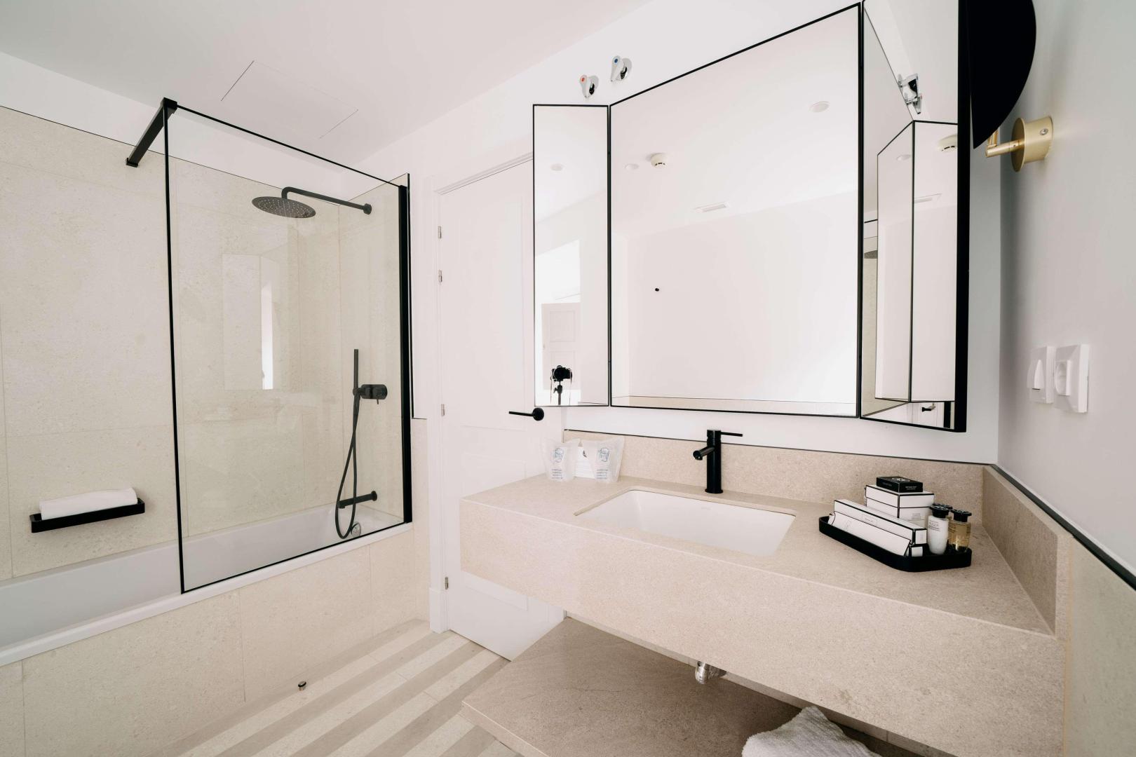 Badkamer met ligbad — Soho Boutique Colón