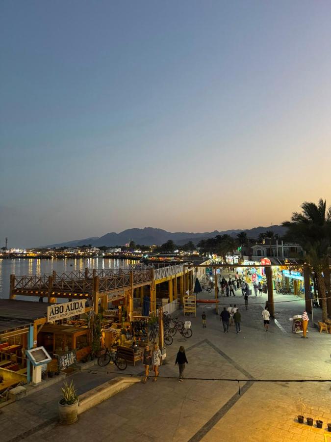 een groep mensen die rondlopen op een pier bij Nirvana Dahab Hotel & Diving Center in Dahab