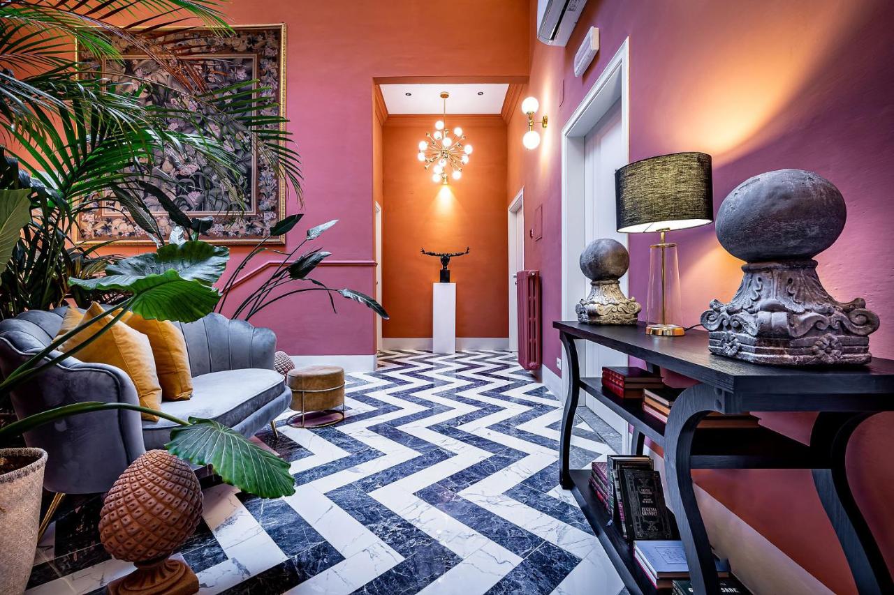 een woonkamer met een bank en wat planten bij Hotel Ungherese in Florence