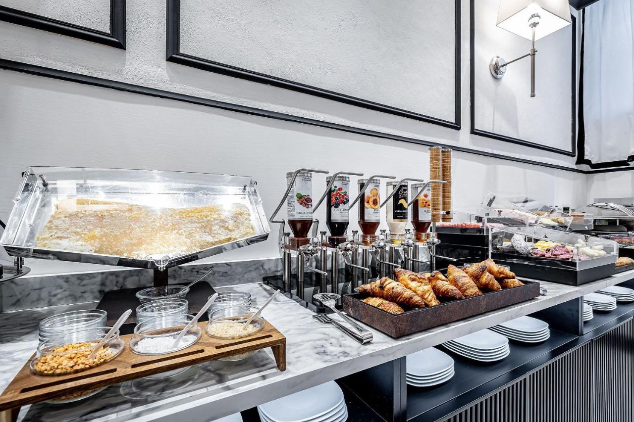 een buffet met gebak en andere etenswaren bij Hotel Ungherese in Florence