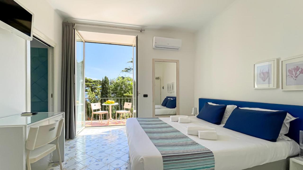 een slaapkamer met een groot bed en een balkon bij Hotel Spicy in Sorrento