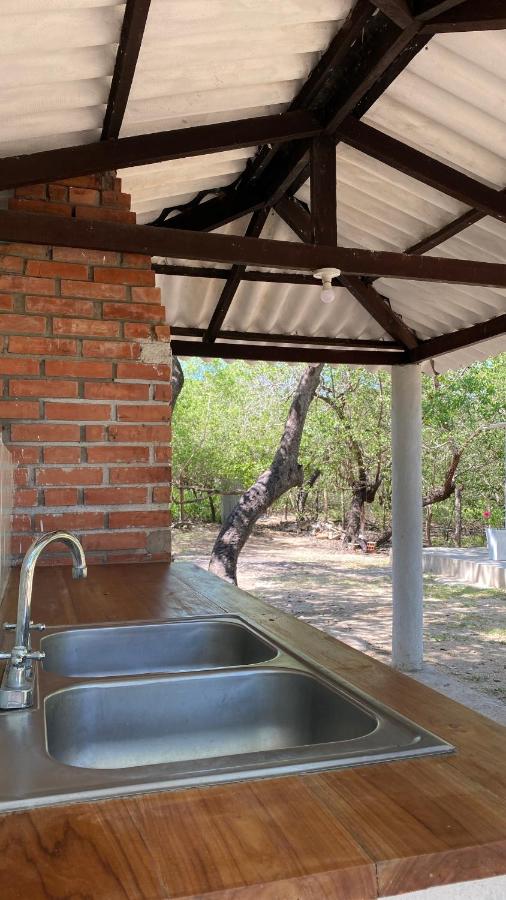 een gootsteen onder een afdak met een bakstenen muur bij Villa Mediterránea in Tubará +24 foto's