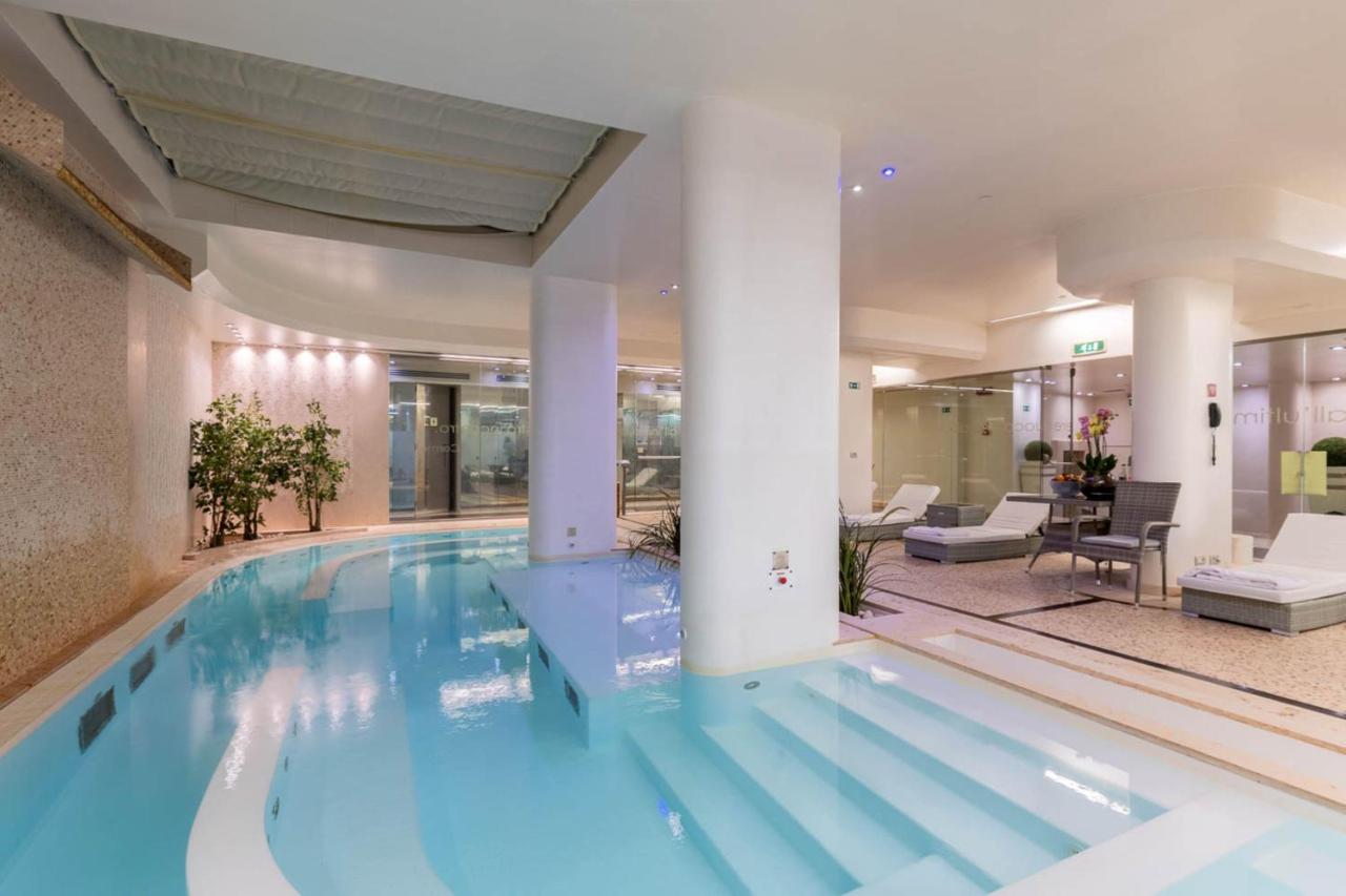 een groot zwembad in de lobby van een hotel bij DoubleTree by Hilton Florence Metropole in Florence