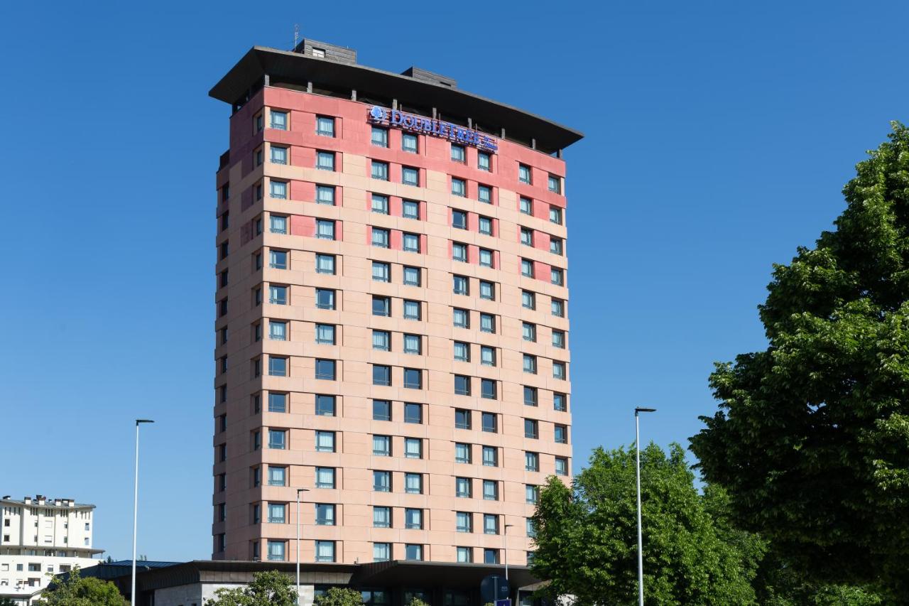 een hoog gebouw met een vlag erop bij DoubleTree by Hilton Florence Metropole in Florence +59 foto's