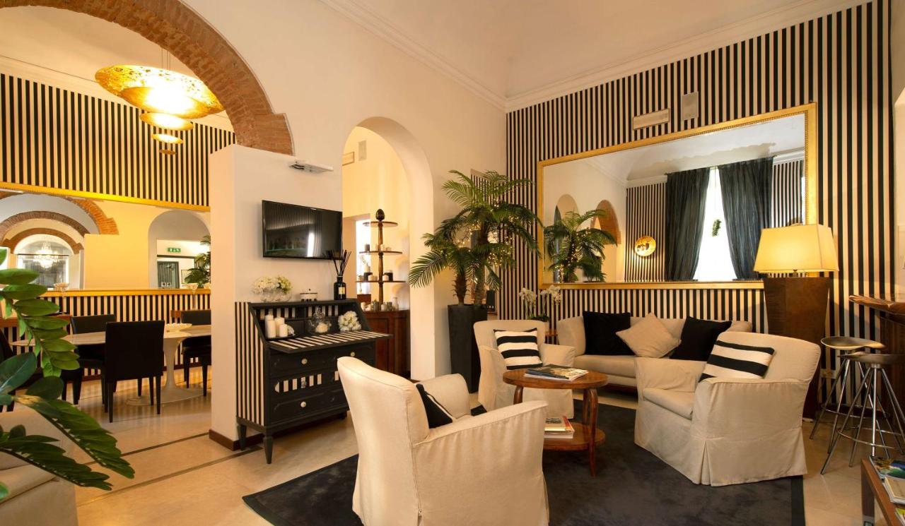 een woonkamer met een bank, stoelen en een tafel bij Hotel De La Pace, Sure Hotel Collection by Best Western in Florence