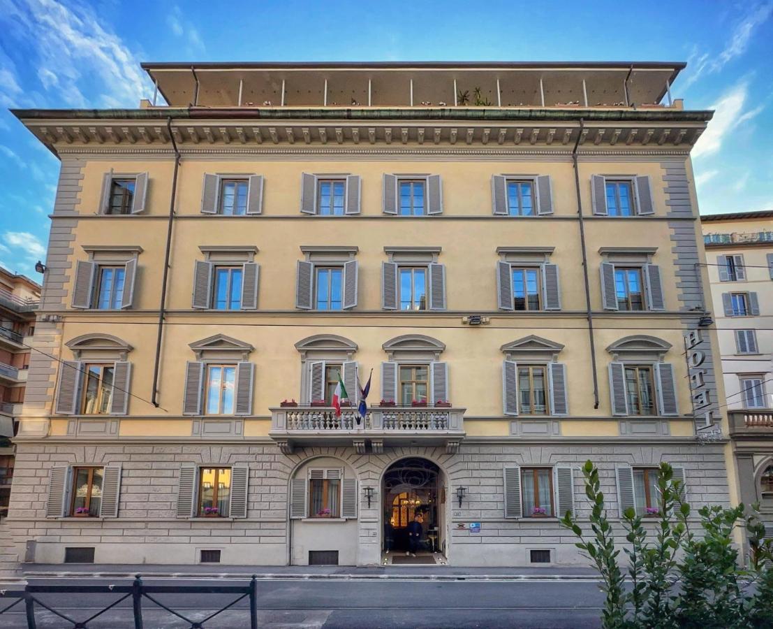 een groot lichtbruin gebouw met een balkon bij Hotel De La Pace, Sure Hotel Collection by Best Western in Florence