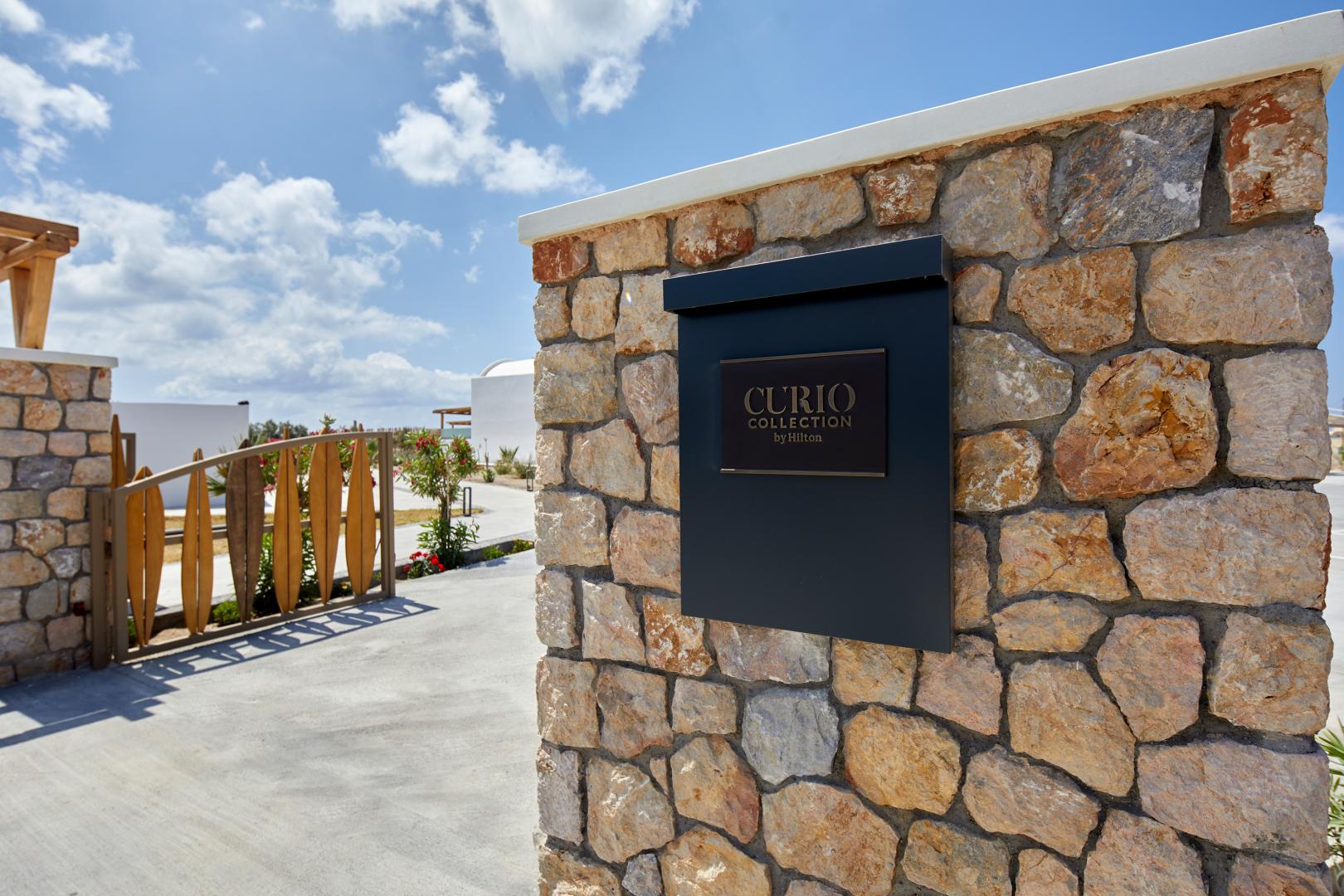 Sea Breeze Santorini Beach Resort, Curio Collection by Hilton foto 20
