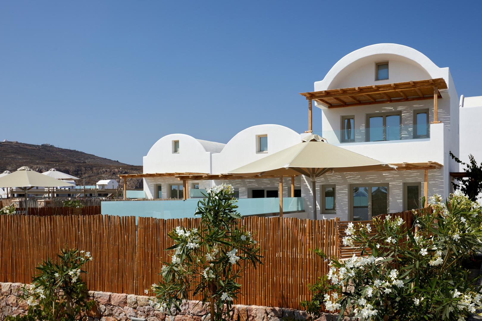 Sea Breeze Santorini Beach Resort, Curio Collection by Hilton foto 21