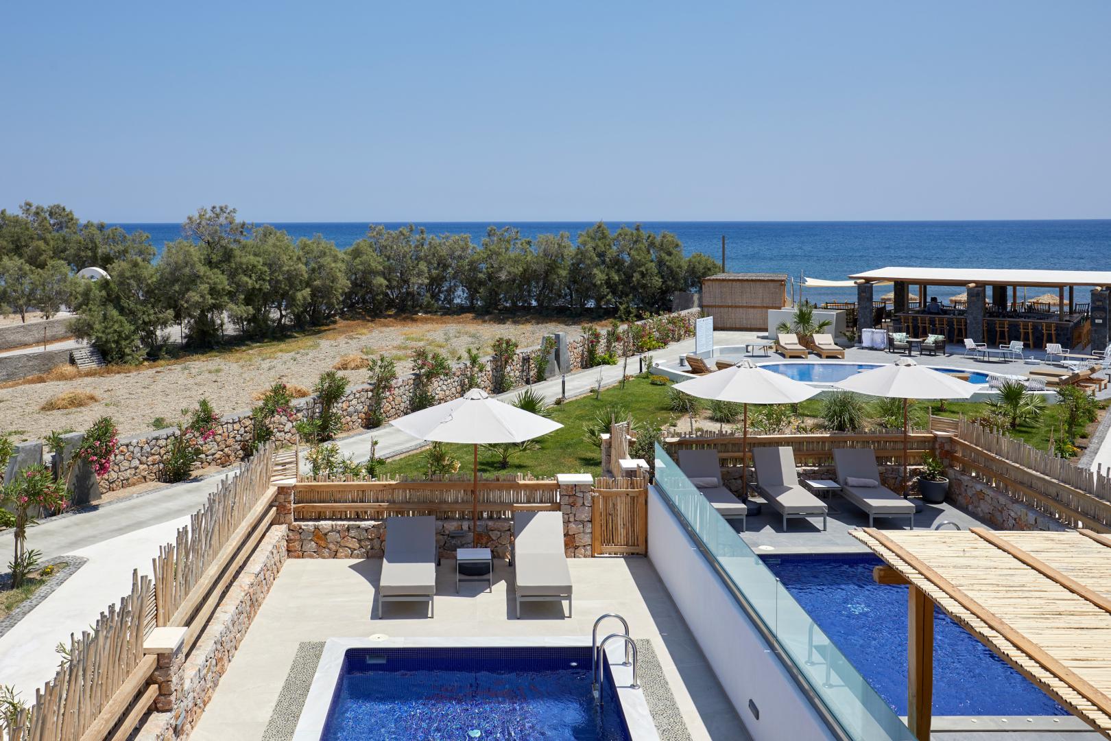 Sea Breeze Santorini Beach Resort, Curio Collection by Hilton foto 37