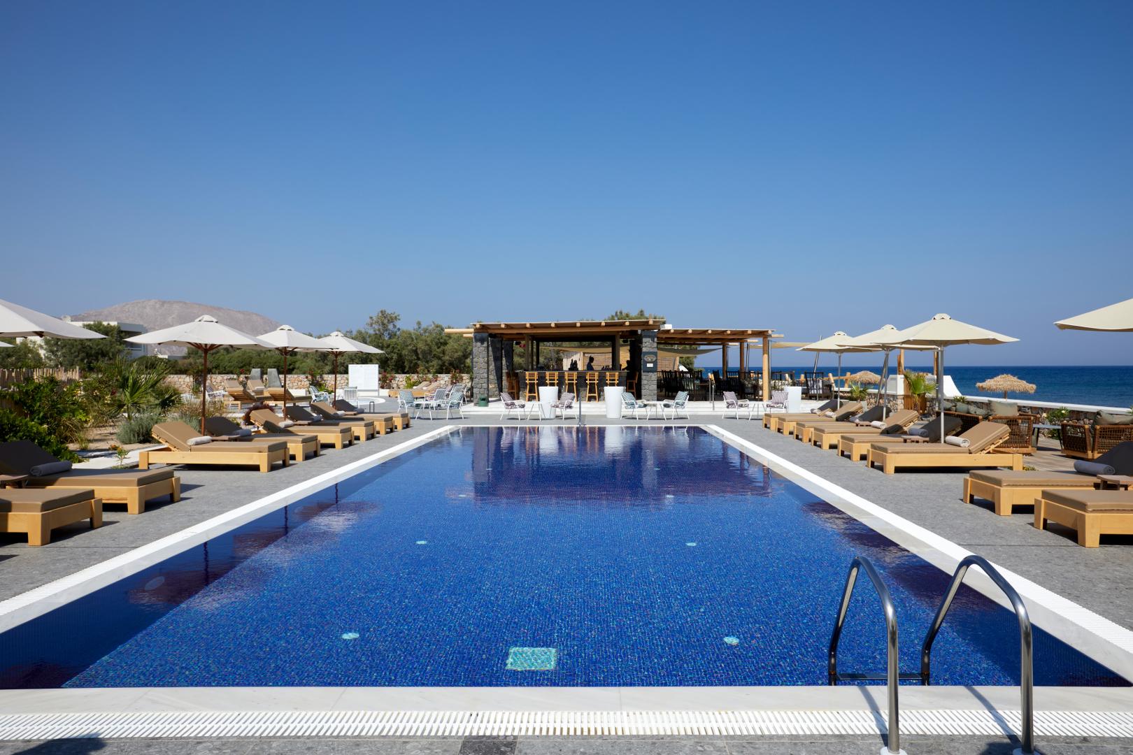 Sea Breeze Santorini Beach Resort, Curio Collection by Hilton foto 45