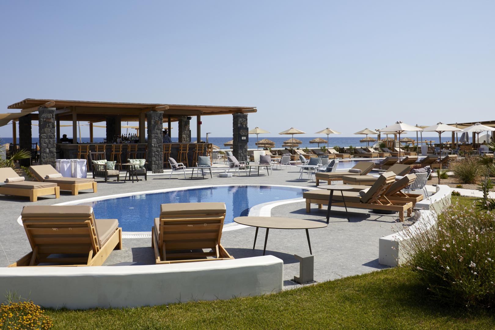 Sea Breeze Santorini Beach Resort, Curio Collection by Hilton foto 41