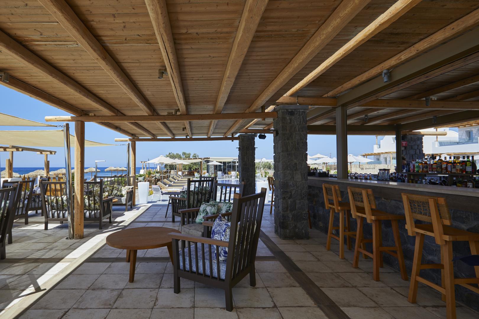 Sea Breeze Santorini Beach Resort, Curio Collection by Hilton foto 4