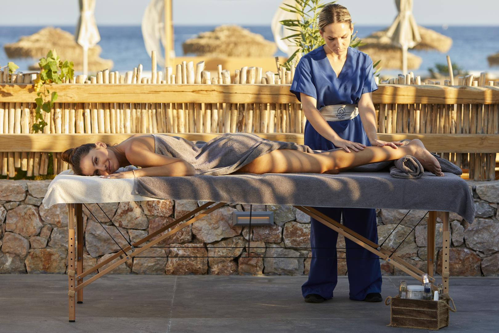 Sea Breeze Santorini Beach Resort, Curio Collection by Hilton foto 19