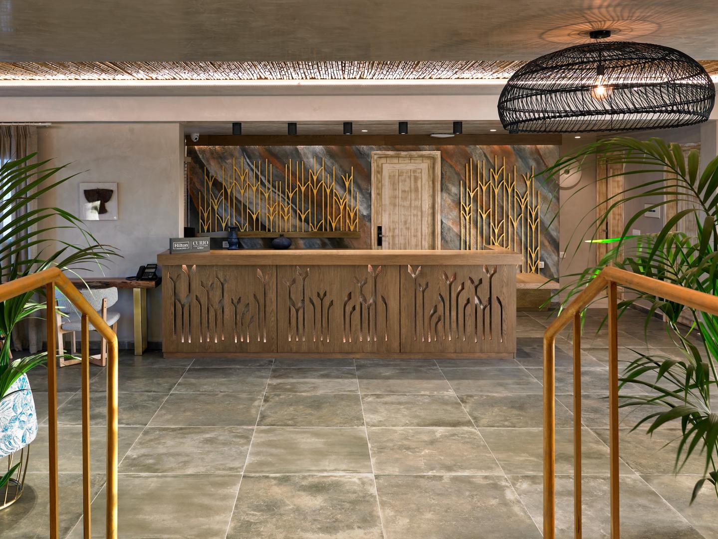 Sea Breeze Santorini Beach Resort, Curio Collection by Hilton foto 43