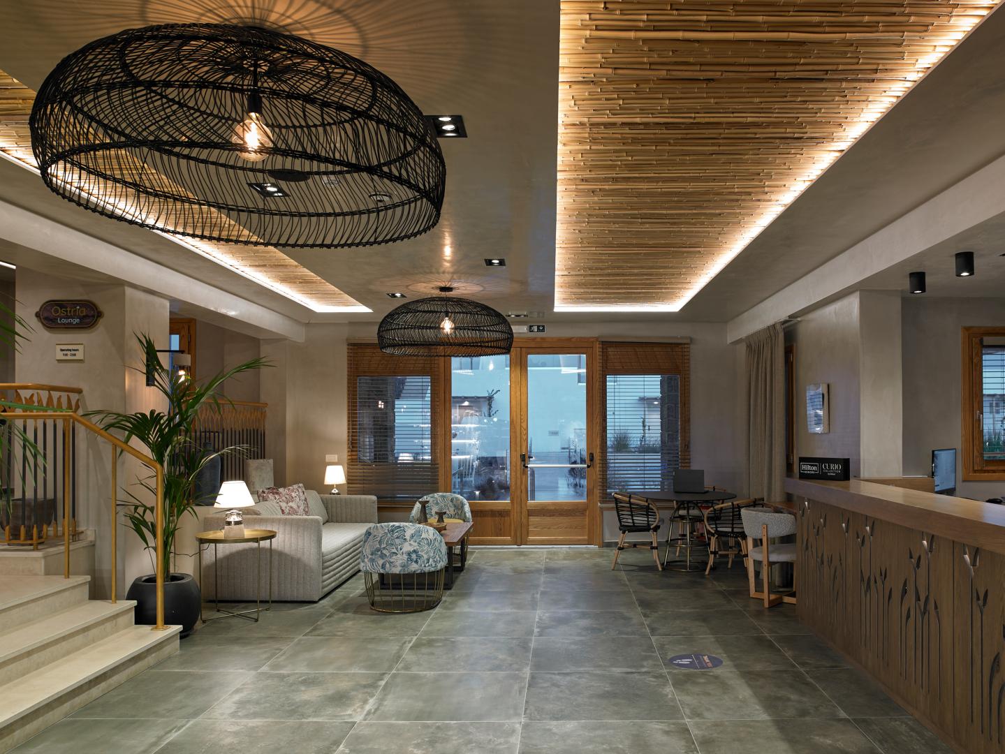 Sea Breeze Santorini Beach Resort, Curio Collection by Hilton foto 16